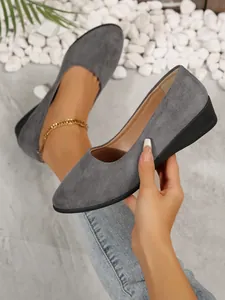 Detailansicht eleganter grauer Wildleder-Keilschuhe mit komfortablem, weichem Sohlendesign.