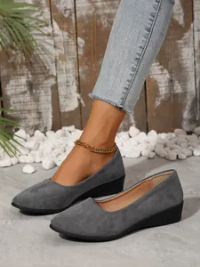 Detailansicht eleganter grauer Wildleder-Slipper mit Keilabsatz für Damen im Freizeitlook