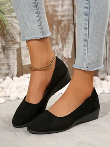 Detailansicht schwarzer spitzer Damen-Keilabsatz-Ballerinas mit weichem Wildleder-Finish