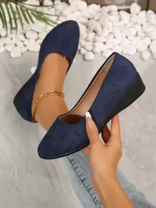Detailansicht dunkelblauer Wildleder-Wedges mit weichen Sohlen für den Damen-Alltag.