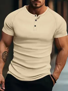 Vue détaillée d'un t-shirt Henley en maille côtelée beige pour homme avec coupe ajustée