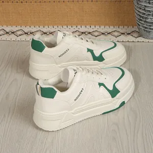 Πλαϊνή όψη γυναικείων λευκών δερμάτινων sneakers με πλατφόρμα και πράσινες λεπτομέρειες