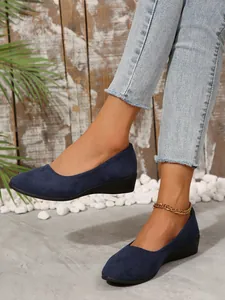 Elegante dunkelblaue Wildleder-Keilschuhe mit spitzer Kappe für Damen in Nahaufnahme