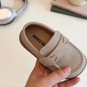 Μαλακά μπεζ σουέτ παιδικά καθημερινά loafers με λευκές ραφές αντίθεσης για αγόρια