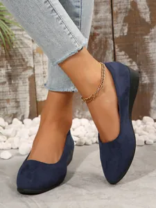 Detailansicht der stilvollen dunkelblauen Wildleder-Wedge-Pumps mit eleganter Spitze für Damen