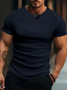 Gros plan d'un t-shirt Henley à manches courtes et coupe ajustée pour homme musclé