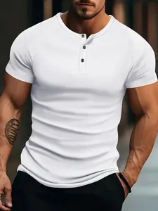 Gros plan sur la texture en maille côtelée blanche d'un t-shirt Henley à manches courtes