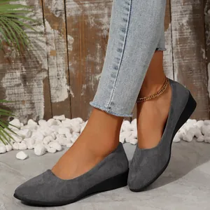 Graue Wildleder-Damen-Halbschuhe mit spitzer Zehenpartie und Keilabsatz