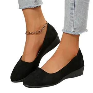 Elegante schwarze spitze Keilabsatz-Ballerinas für Damen mit weicher Sohle und Gold-Fußkettchen