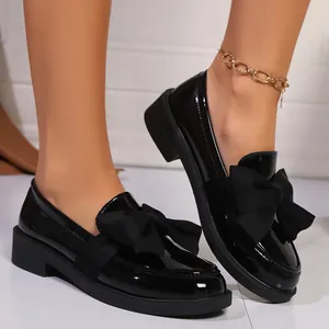 Mocassins à plateforme en cuir verni noir brillant avec gros nœud de style japonais