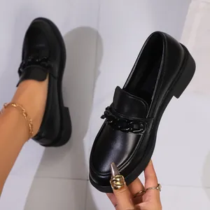 Vue rapprochée détaillée des mocassins noirs à plateforme avec décoration de chaîne élégante