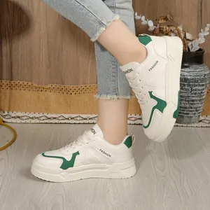 Γυναικεία λευκά δερμάτινα sneakers με πλατφόρμα, πράσινες λεπτομέρειες και κορδόνια