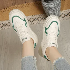 Γυναικεία λευκά δερμάτινα sneakers πλατφόρμα με πράσινες λεπτομέρειες και κορδόνια