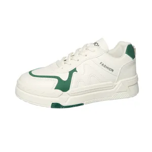 Λευκά δερμάτινα sneakers με πλατφόρμα, πράσινες λεπτομέρειες και κλασικά κορδόνια