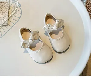 Detailansicht beige Mädchen Mary Jane Schuhe mit perlenbesetzter Schleifendekoration