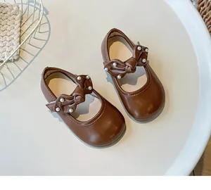 Detailansicht brauner Mädchen-Mary-Jane-Schuhe mit elegantem Perlen-Schleifen-Detail