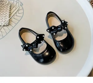Elegante schwarze Mädchen-Prinzessinnenschuhe mit dekorativer Schleife und Perlen