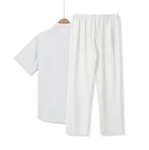 Vista detallada de un conjunto informal de lino blanco para hombre con camisa y pantalón.