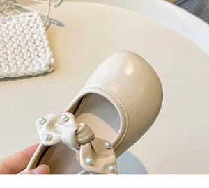 Detailansicht beige Mädchen Prinzessinnen Schuhe mit weicher Perlen-Schleife