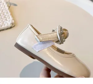 Elegante beige Mädchen Ballerinas mit Perlen-Schleife und praktischem Klettverschluss für Kinder