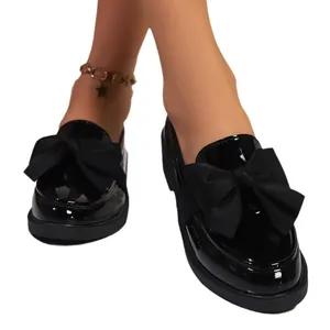 Élégants mocassins à plateforme en cuir verni noir pour femmes avec grand nœud décoratif