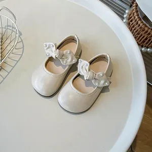 Elegante cremefarbene Mädchen Mary Jane Schuhe mit Perlen-Schleife und weicher Sohle