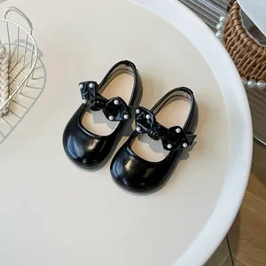 Elegante schwarze Mädchen Lackleder Mary Janes mit süßer Perlen Schleife und weicher Sohle