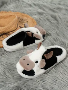 Gedetailleerd overzicht van schattige koe pluche pantoffels met zacht imitatiebont voering