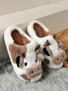 Detailweergave van schattige koe pluchen pantoffels met zacht imitatiebont