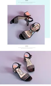 Vue détaillée de sandales noires à talons blocs avec lanières en strass brillants.