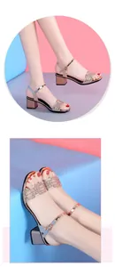 Vue détaillée des sandales à talons carrés champagne avec brides en strass brillants