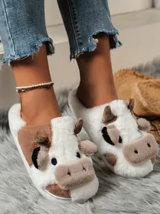 Gedetailleerd overzicht van schattige pluche koeienpantoffels op een grijs bontkleed