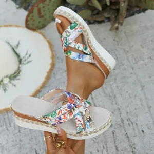 Sandales compensées bohèmes à imprimé fleuri pour femmes, idéal pour la plage et l'été.