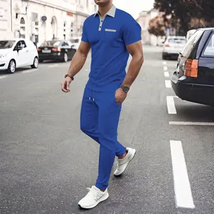 Herren Waffelstrick Polo und Hosen Set in Königsblau mit kurzen Ärmeln auf der Stadtstraße