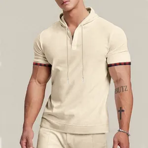 Detailansicht eines Herren Kapuzen-T-Shirts aus Waffelstrick mit Karomanschetten