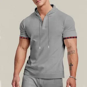 Detailaufnahme eines grauen Kapuzen-T-Shirts aus Waffelstrick für Herren mit Kordelzug.