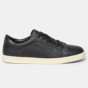 Dettaglio laterale delle classiche sneakers nere da uomo con suola color crema