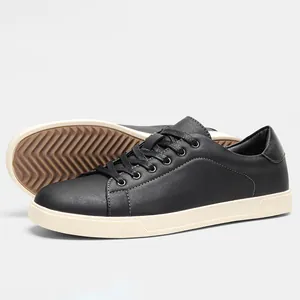 Dettaglio ravvicinato di sneaker basse da uomo nere con suola strutturata resistente