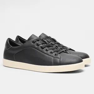 Vista laterale dettagliata di sneaker classiche nere da uomo con suola color crema comoda.
