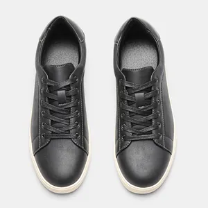 Vista dall'alto che mostra i dettagli delle classiche sneakers basse nere da uomo