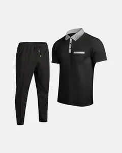 Detailansicht eines Waffelstrick-Sets für Herren mit schwarzem Poloshirt und langer Hose.