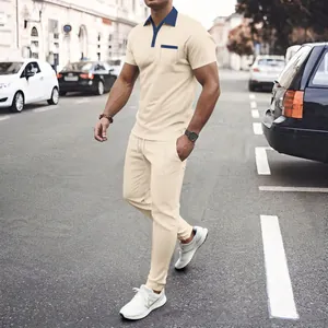 Beige Waffelstrick-Polo- und Hosenset für Herren, getragen von einem Modell in der Stadt.
