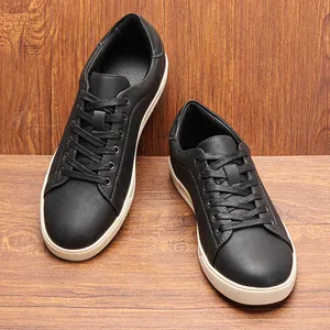 Dettaglio di scarpe sneakers basse da uomo nere su uno sfondo di legno rustico naturale