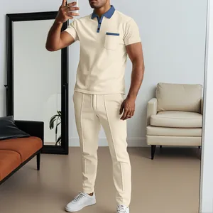 Stilvolles Herren-Sommerset aus Waffelstrick mit Polohemd und Hose mit blauen Kontrasten
