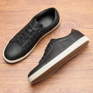 Vista dettagliata di alta qualità di sneakers basse nere da uomo su legno