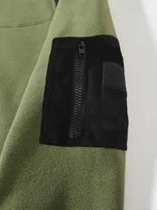 Vue détaillée de la poche de bras tactique avec fermeture éclair sur une veste en polaire