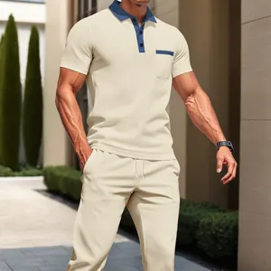 Detailansicht eines beigen Waffelstrick-Polo-Sets für Herren mit blauem Kragen.