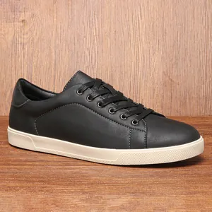 Vista laterale dettagliata di sneaker casual classiche nere da uomo a basso profilo su legno