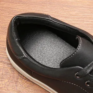 Primo piano del tallone di una sneaker bassa nera da uomo con trama in pelle e cuciture.