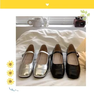 Deux paires de chaussures Mary Jane pour filles en argent et noir à bout carré élégant